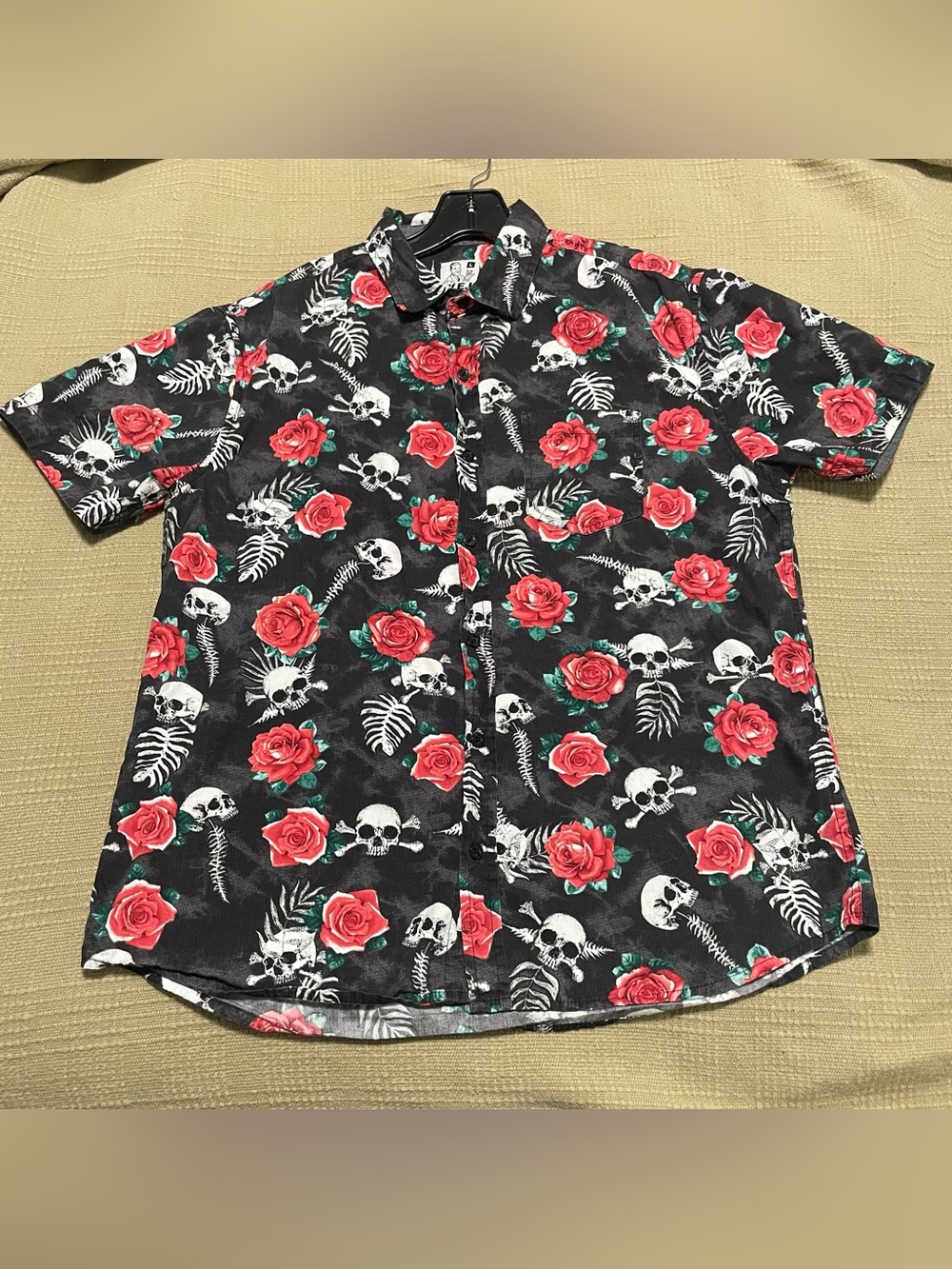 REI Black Short-Sleeve Button-Down Shirt with Red Rose & White Skull Print